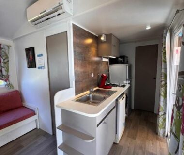 Intérieur de mobil home avec kitchenette et coin salon du Lac Des Rêves Mobil Home 6P LaConciergerieByNina
