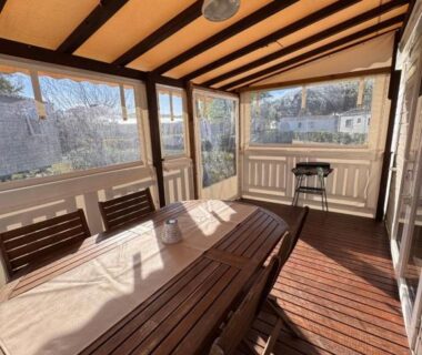 Terrasse couverte avec table en bois et barbecue dans le Lac Des Rêves Mobil Home 6P LaConciergerieByNina