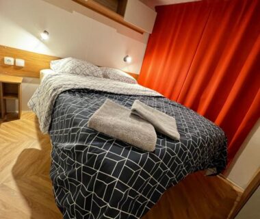 Chambre avec lit et serviettes dans le mobil home Lac des rêves