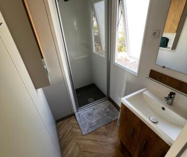 Salle de bain avec douche et lavabo du mobil home Lac des rêves