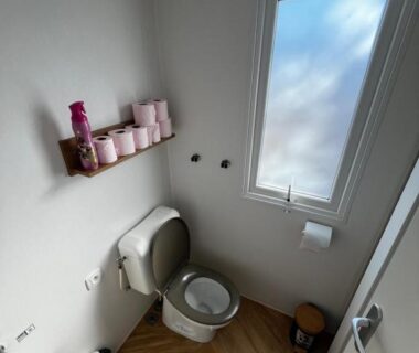 WC avec fenêtre et étagère dans le mobil home Lac des rêves