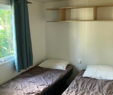 Chambre avec deux lits simples et fenêtre dans le Lagon B032