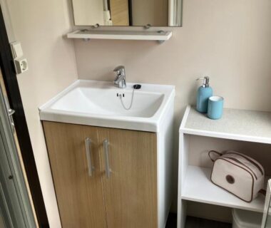 Salle de bains avec lavabo et miroir dans le Lagon B032