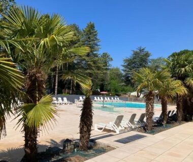 Bord de piscine avec transats au camping Lagon B032