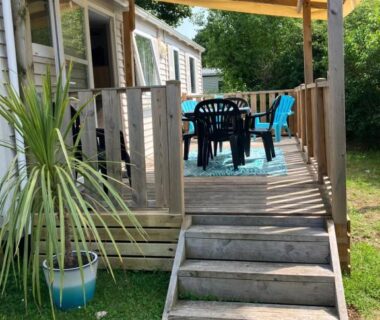 Terrasse en bois avec table et chaises du Lagon B032