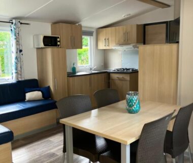 Intérieur avec coin repas et cuisine du Lagon B032