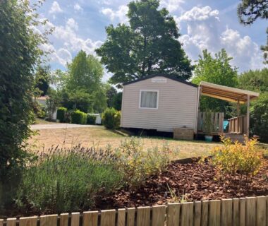 Emplacement verdoyant avec mobil home et terrasse dans le Lagon B032