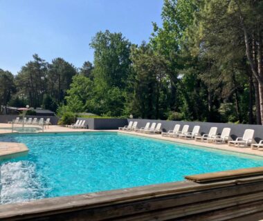 Piscine extérieure avec transats au camping Lagon B032