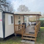 Terrasse en bois avec table et chaises du mobil-home Lambé