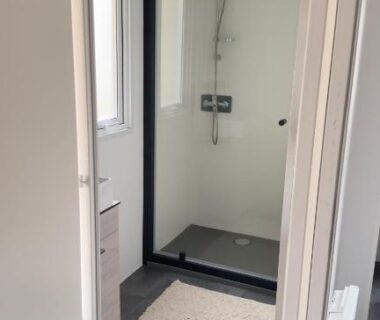 Salle de douche avec cabine vitrée du camping Lambé