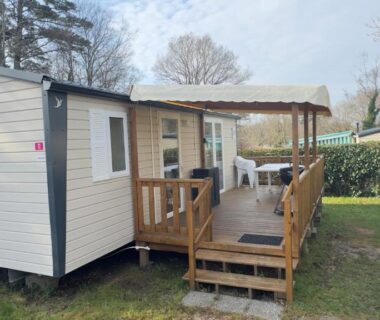 Terrasse en bois avec table et chaises du mobil-home Lambé
