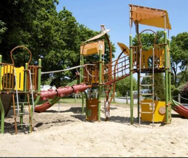 Aire de jeux sur sable avec toboggans au camping Lambé
