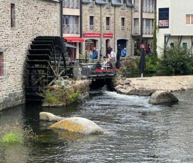 Bord de rivière avec roue à aubes au camping Lambé