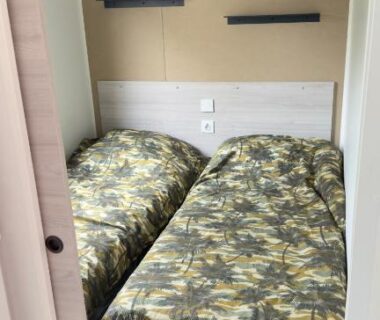 Chambre avec deux lits simples au camping Lambé