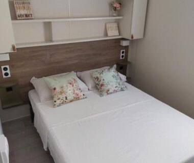 Chambre avec grand lit et étagères dans le camping L'arbre perché