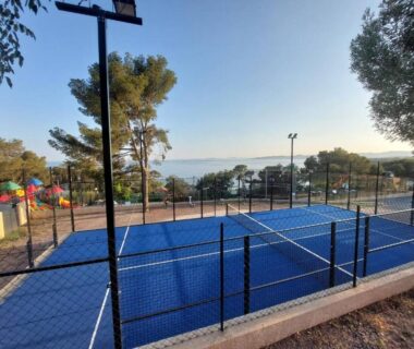 Terrain de padel avec vue sur la mer au camping L'arbre perché