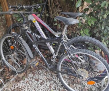 Dans le camping vélos appuyés contre une palissade près du mobilhome Le 384