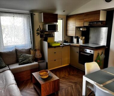 Salon avec kitchenette et coin repas dans un mobil-home au camping Le Bel' Azur