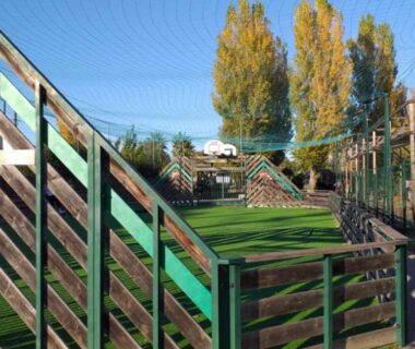 Aire de jeux extérieure avec structures en bois au camping Le Bel' Azur