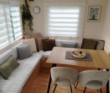 Coin repas avec banquette et table dans le locatif du camping Le Bruant des Roseaux