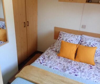 Chambre avec lit double et rangements dans le Bruant des Roseaux