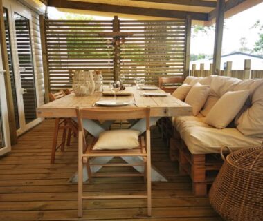 Terrasse en bois avec table et banquette au Bungalow du Ferret