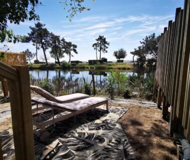 Terrasse en bois avec transats face au bassin d'Arcachon au Bungalow du Ferret