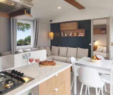 Intérieur avec coin cuisine salon et vue bassin d'Arcachon dans le Bungalow du Ferret