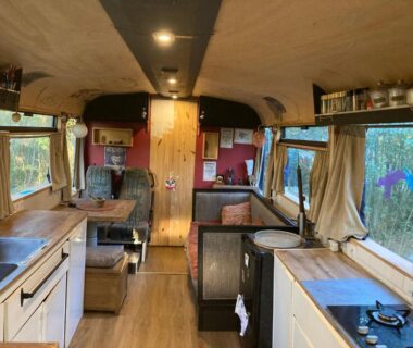 Intérieur aménagé avec kitchenette et banquettes dans Le Bus de la Forêt
