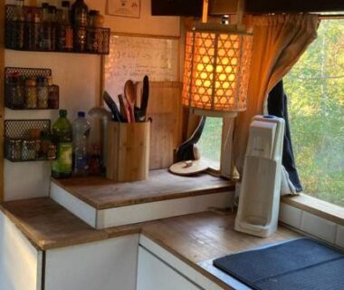 Cuisine compacte avec plan de travail et lampe dans le Bus de la Forêt