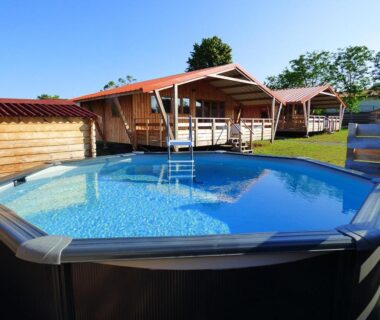 Piscine hors-sol et chalets en bois dans le camping Le Carbet Vendéen