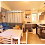 Salon et kitchenette dans le mobil-home Le Casita des Eucalyptus