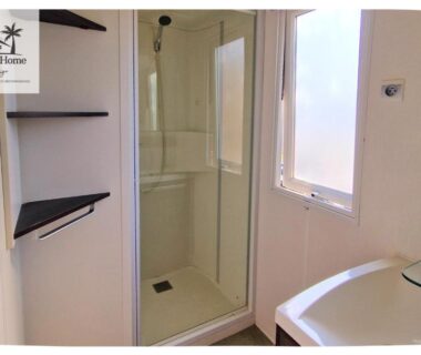 Salle d'eau avec cabine de douche dans le mobil-home Le Casita des Eucalyptus