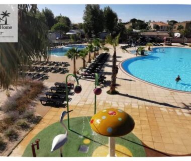 Piscine transats et pataugeoire au camping Le Casita des Eucalyptus