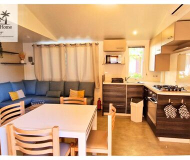 Salon et kitchenette dans le mobil-home Le Casita des Eucalyptus