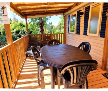 Terrasse en bois avec table et chaises du mobil-home Casita des Eucalyptus