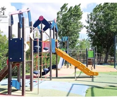 Aire de jeux avec toboggan au camping Le Casita des Eucalyptus