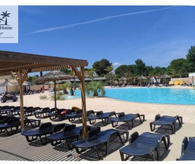Bord de piscine avec transats et pergola au camping Le Casita des Eucalyptus