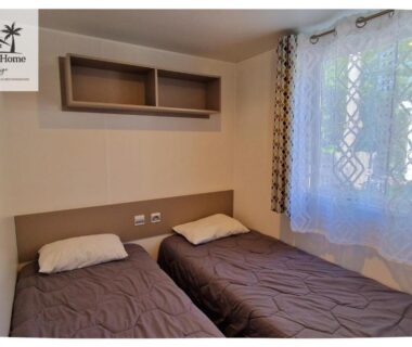 Chambre avec deux lits simples et fenêtre dans Le Casita des Eucalyptus