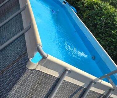Jardin avec piscine hors-sol au camping Le Chalet des Dany
