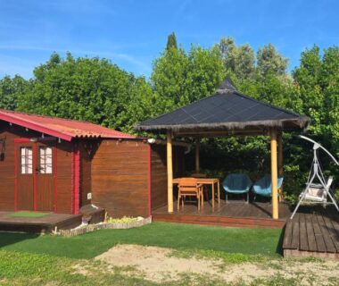 Jardin avec piscine hors-sol et chalet au Chalet des Dany