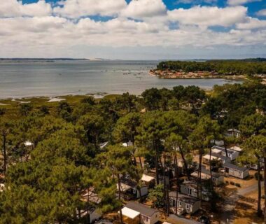 Pinède et mobil-homes au bord de l'eau au camping Le Chevreuil Vert