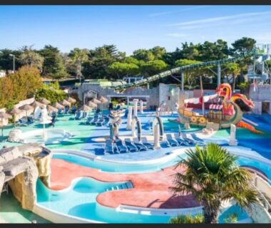 Parc aquatique avec toboggans et bassins au camping Le Clarys