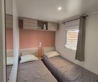 Chambre avec deux lits jumeaux dans Le Coco Lodge Mobil Home Camping Les Dunes