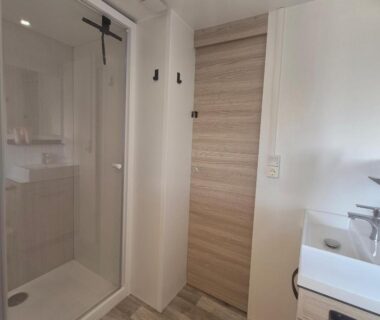 Salle de bain avec douche et lavabo dans le Coco Lodge Mobil Home