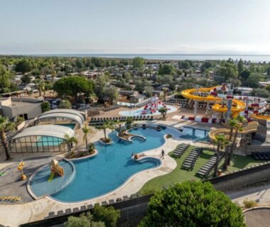 Parc aquatique avec piscines et toboggans au Camping Les Dunes Le Coco Lodge Mobil Home 6-8 Personnes