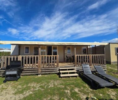 Terrasse et transats devant le Coco Lodge Mobil Home 6-8 Personnes Les Dunes
