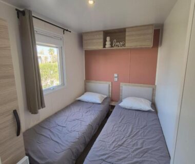 Chambre deux lits dans le Coco Lodge Mobil Home 6-8 Personnes Piscines et Plage Camping 5 étoiles Les Dunes