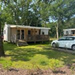Emplacement herbeux avec mobil-home et terrasse au Cocon Landais