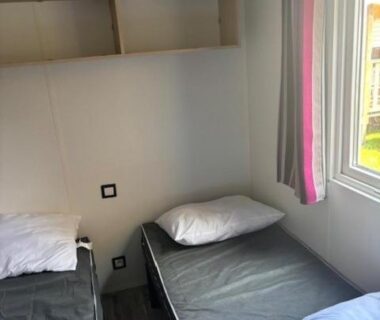 Chambre avec deux lits dans l'hébergement Le Cocon Landais